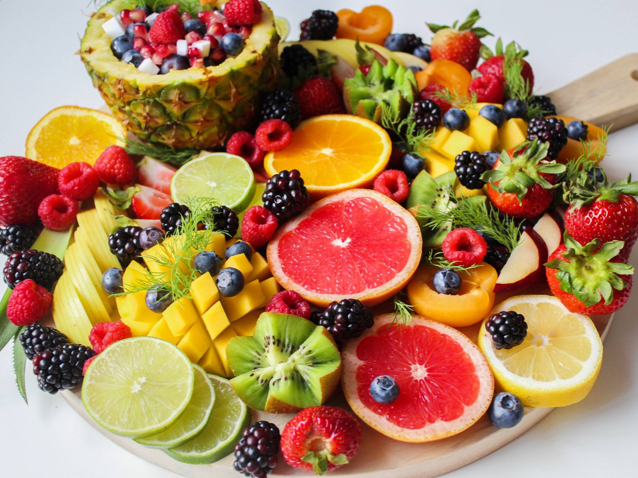 Bunch of fruits lying on the wooden platter