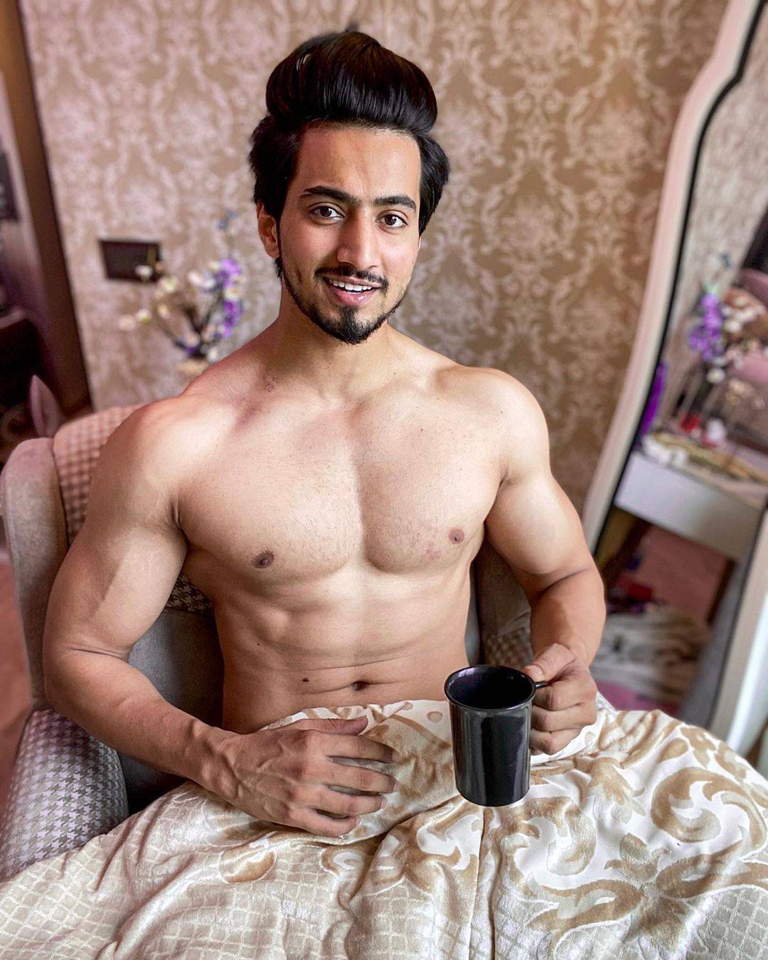 Faisal Shaikh Top Model India - Flaunting his bare body having Cup of Coffee on Bed