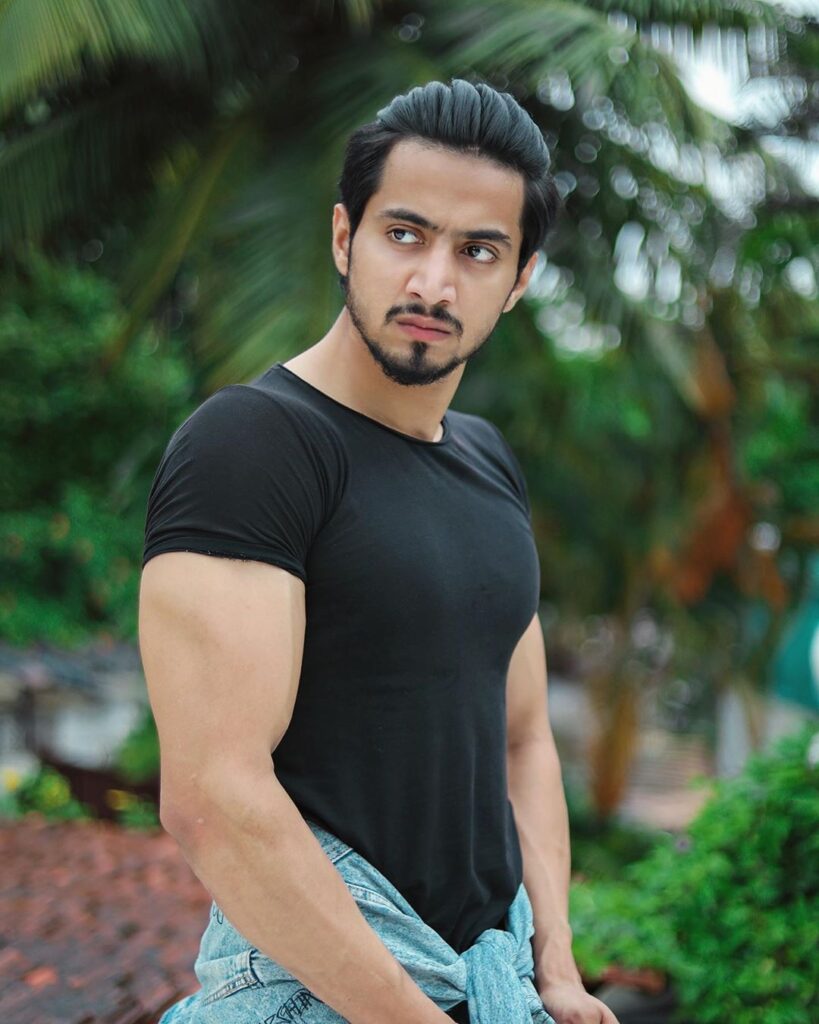 Faisal Shaikh Hairstyle - black tshirt, posing like a dude 