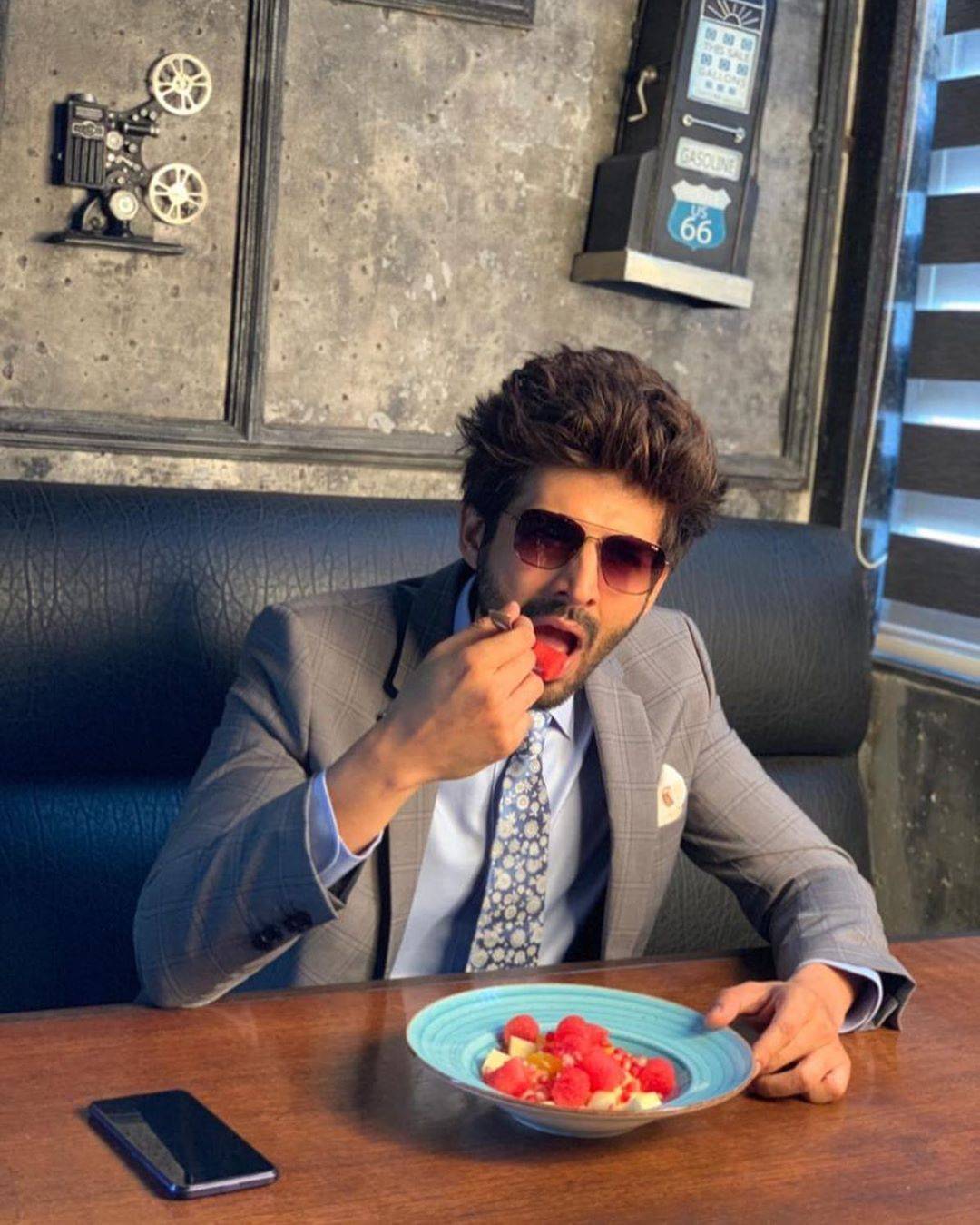 kartik aryan top model India - eating fruits