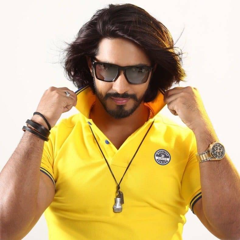 Thakur Anoop Singh Hairstyle - posing in yellow tshirt wearing shades