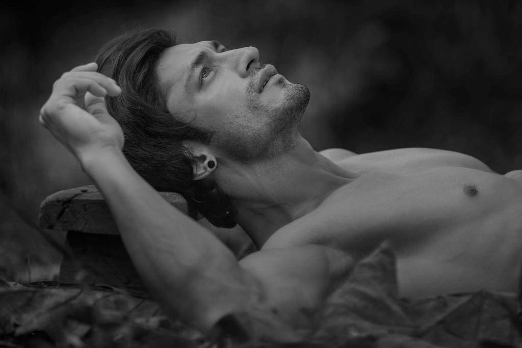 Vidyut Jamwal Top Model India - Black n white picture showing naked torso