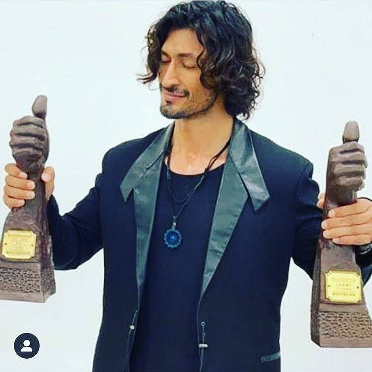 Vidyut Jamwal Hairstyle - Vidyut is flaunting trophies wearing black jacket and tshirt.