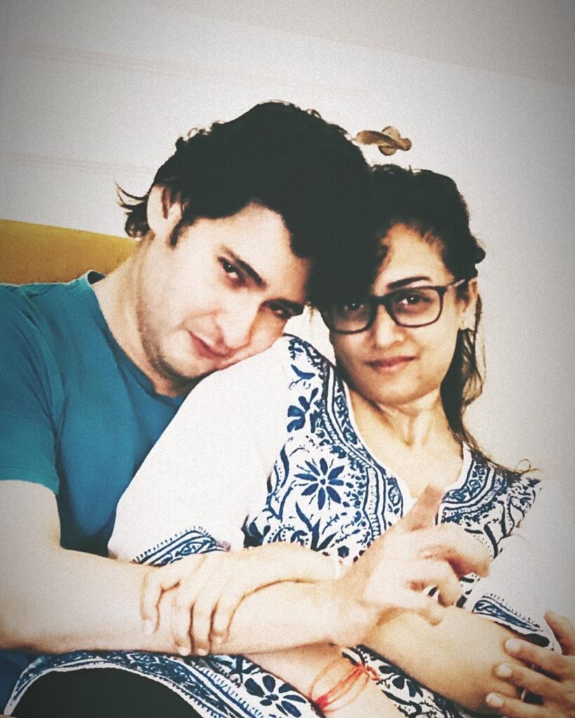 Mahesh Babu married to Namrata Shirodkar (January).  Couple cuddling each other