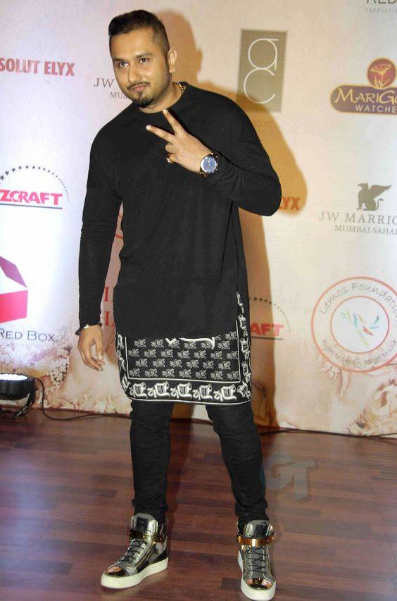 Honey Singh standing with cool pose