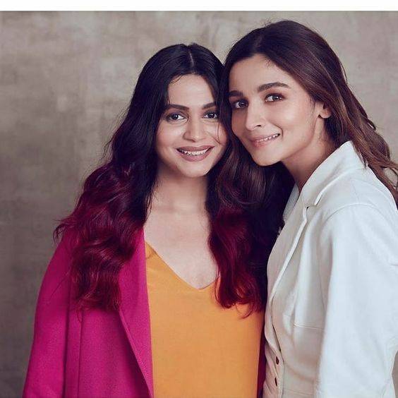 Shaheen Bhatt standing with her sister Alia Bhatt