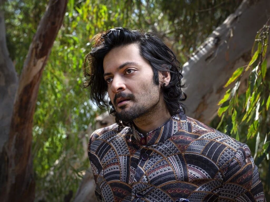 Ali Fazal pose with royal look hairstyle & wearring traditional outfit