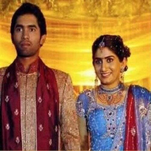 Dinesh Kartik posing in traditional wear with his ex-wife Nikita Vanjara