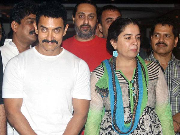 Aamir khan in white t shirt with his ex-wife Renna Dutta - most expensive celebrity divorces