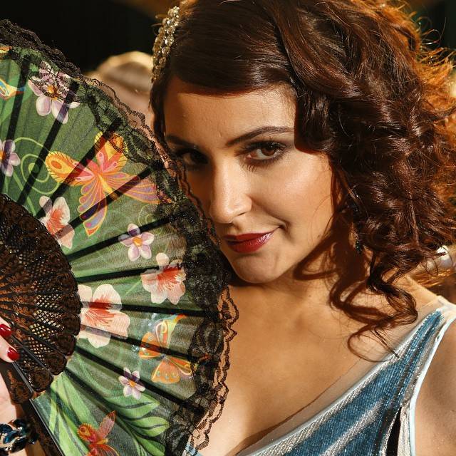 Carrying a floral foldable fan and showing het Side-swept curls hairstyle - Anushka Sharma Latest Hairstyles