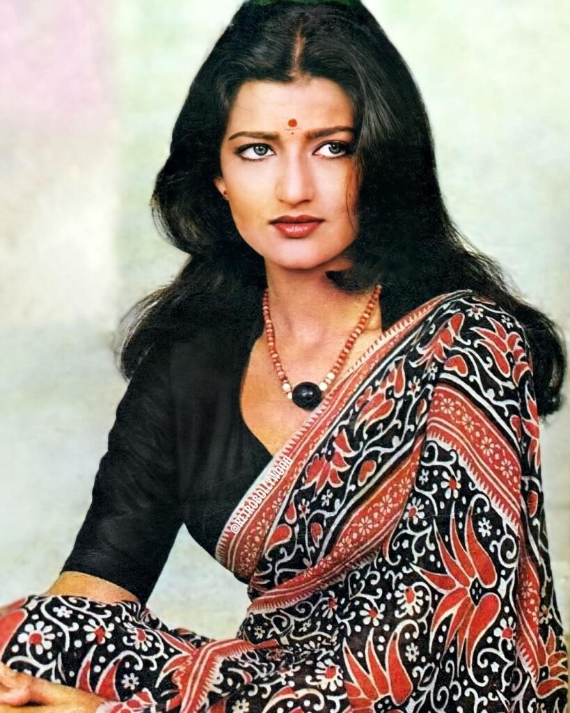Sarika in black and red saree - top 10 actress who got pregnant before marriage