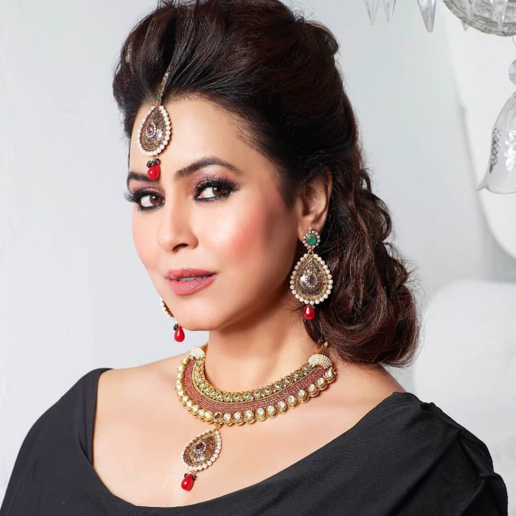 Mahima Chaudhary wearing traditional jewelries and smiling - bollywood actress who became pregnant before marriage   