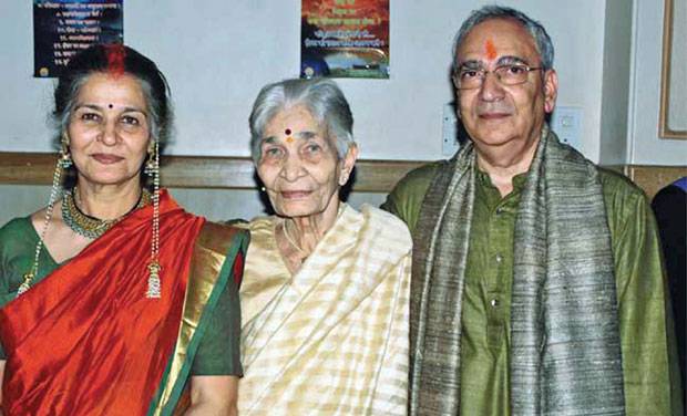 Actress Suhasini Mulay with her mother and husband - Indian Celebrities who married after 50