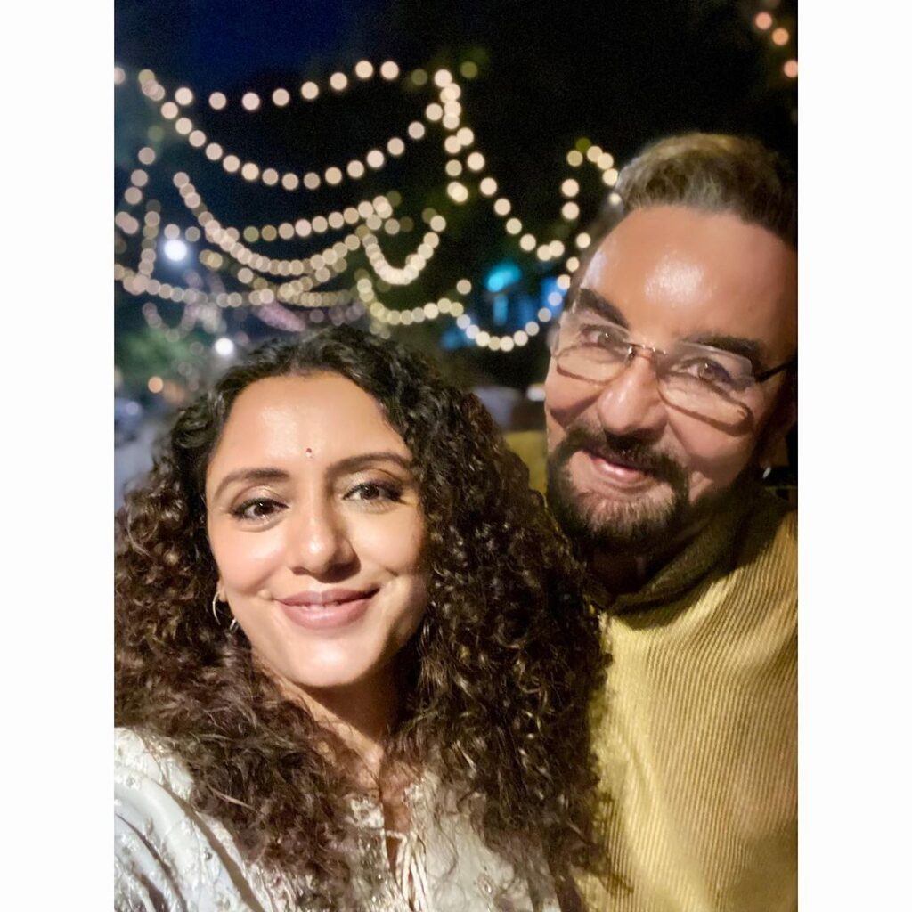 Smiling Kabir Bedi with her beautiful wife Parveen Dusanj - Indian Celebrities who married after 50
