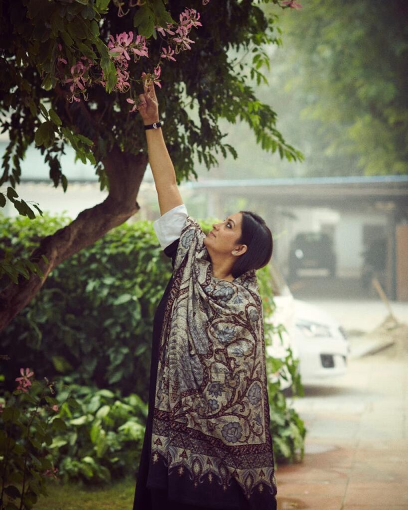 Smriti Irani touching flowers in black kurta and multicolor Dupatta - Smriti Irani new look