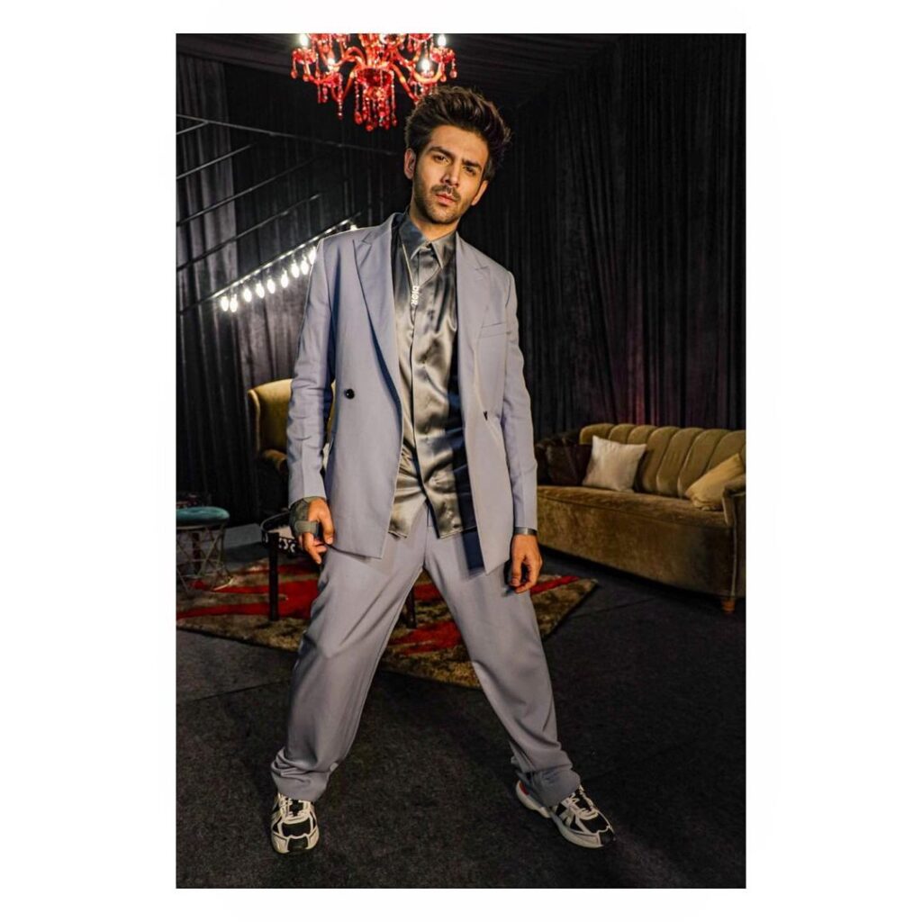 kartik Aaryan in grey suit posing for camera - kartik Aaryan short hairstyle 2021