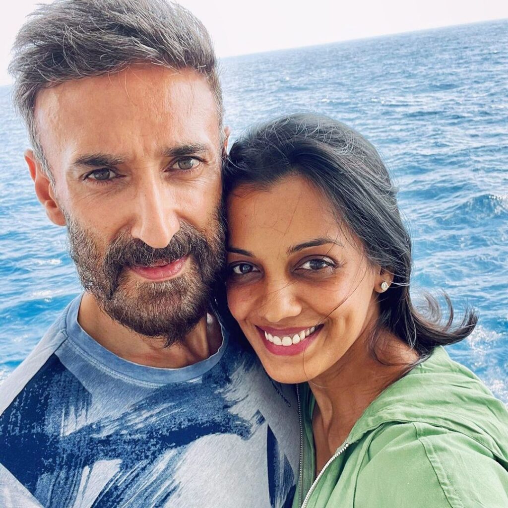 Rahul Dev and Mugdha Godse hugging each other and posing for a selfie - bollywood stars live in relationship
