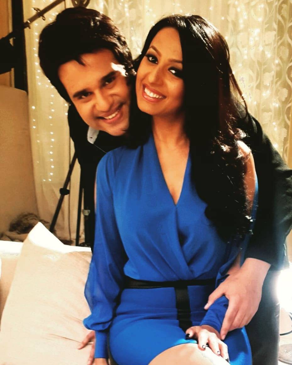 Krushna Abhishek in black shirt and Kashmira Shah in blue dress posing for camera -  bollywood stars live in relationship