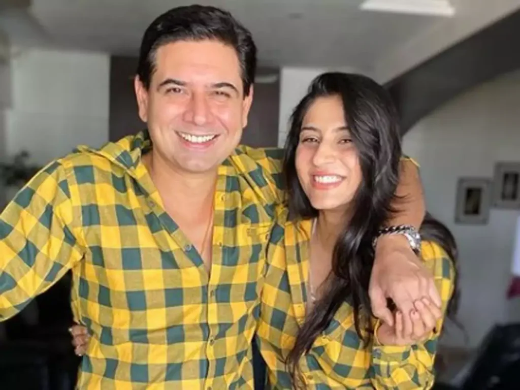 Ashlesha Savant and Sandeep Baswana in same shirts posing for camera - live in relationship