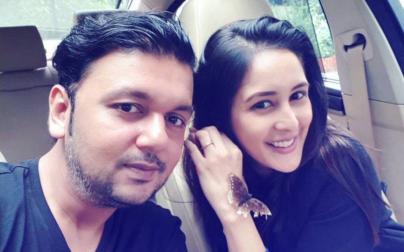 Chahat Khanna and Bharat Narsinghani posing for a selfie - shortest marriages