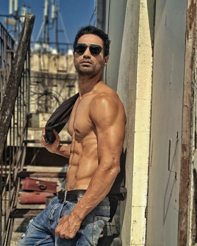Shirtless Karan Oberoi posing for camera with goggles - male models in India 2020
