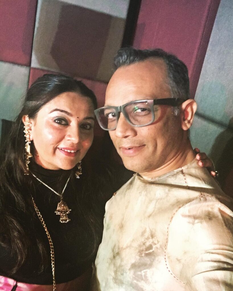 Sucheeta in black out and her husband Nigam in off-white outfit posing for a selfie - celebrities who got married after 40