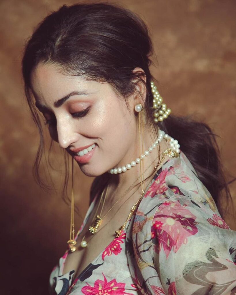 Yami Gautam in floral dress with ponytail and pearl accessories - hairstyles in saree 
