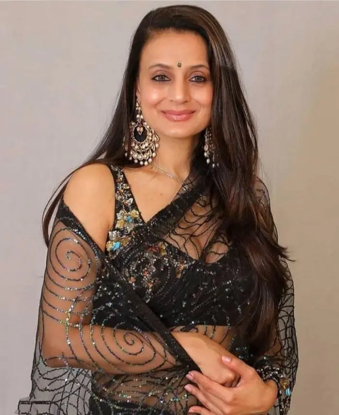 Ameesha Patel in black net saree and danglers - 40s Women’s hairstyles