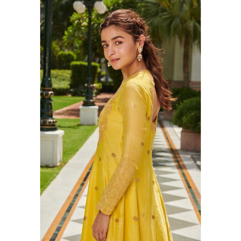 Alia Bhatt is yellow suit and messy braided hairstyle - Alia Bhatt hairstyle