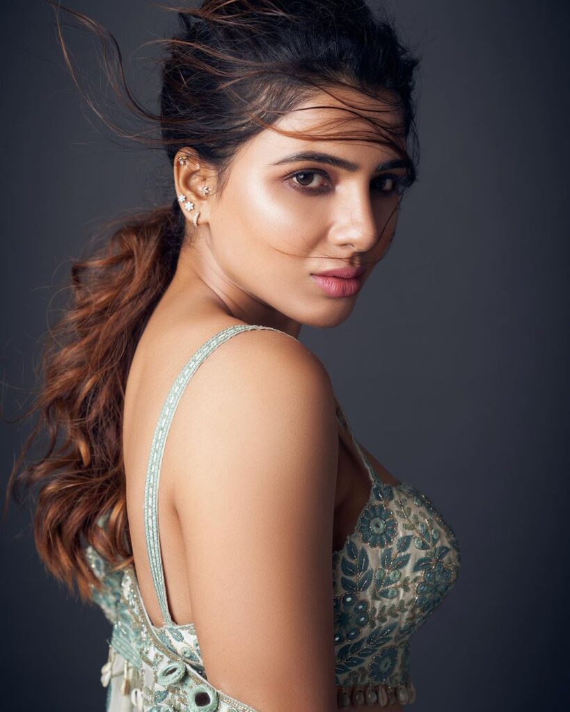 Samantha in blue and shite strappy dress and low ponytail with bangs - 30s and 40s hairstyles