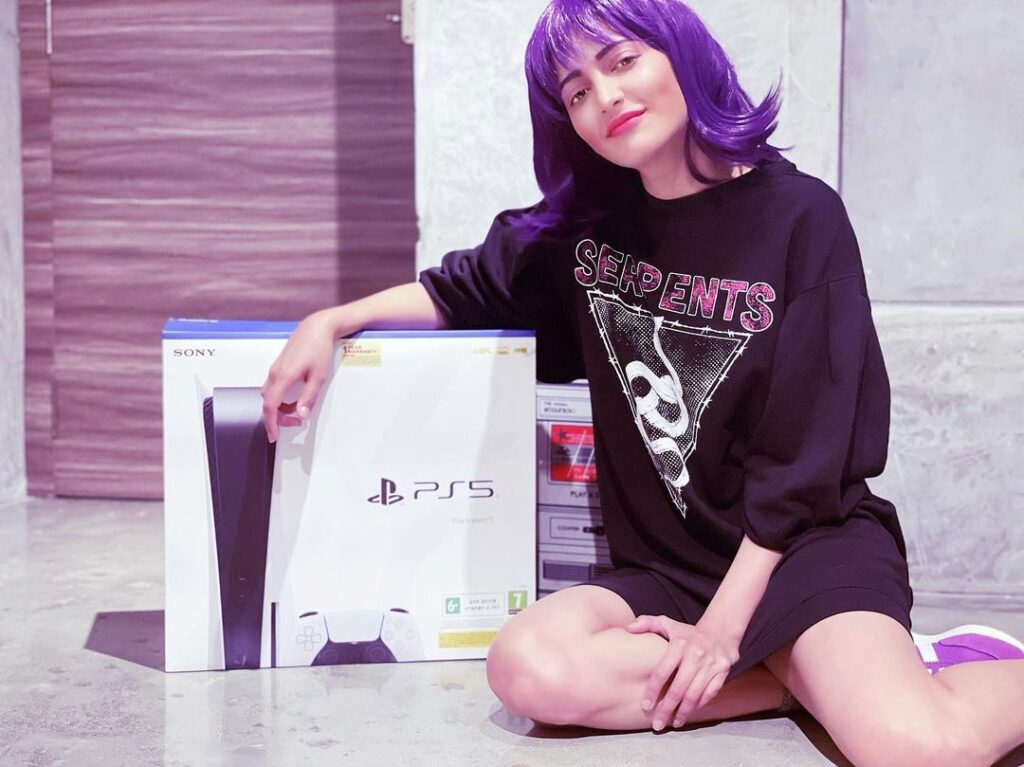 Shruti Haasan sitting on the floor and showing her purple blunt hair - professional hairstyles