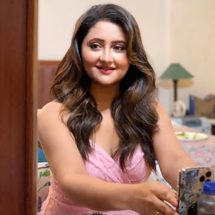 rashmi Desai in pink top posing for a selfie - hairstyles for round face shape women