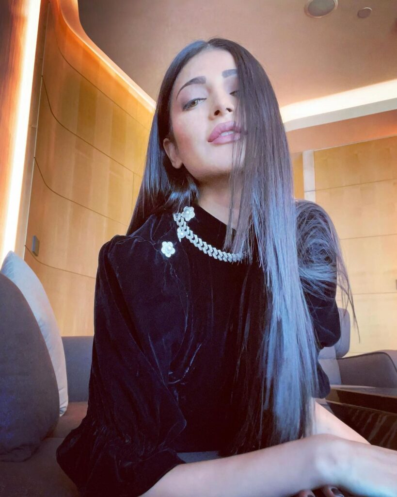 Shruti Haasan in black dress and colored center parted straight and sleek hair - celebrity hairstylist