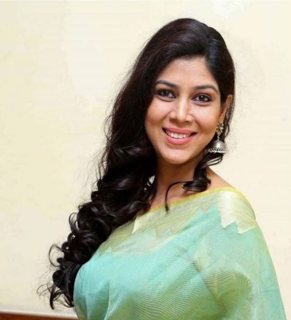Sakshi Tanwar in light green saree and side parted curly hair - oval face shape