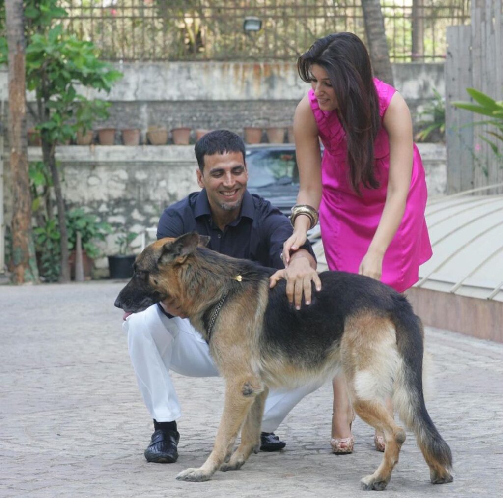 Akshay Kumar with his wife and dog - akshay kumar hair style back side