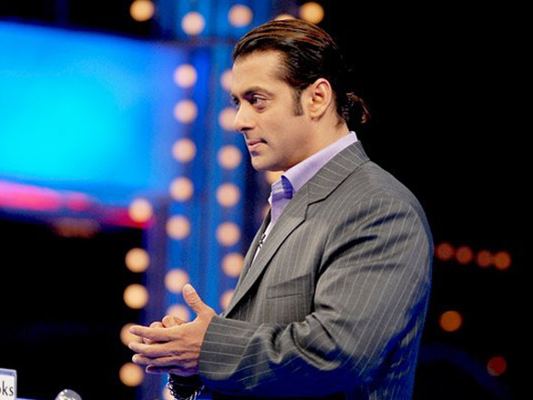 Salman Khan in grey lining suit  posing for camera and showing his ponytail - Salman khan long hairstyle