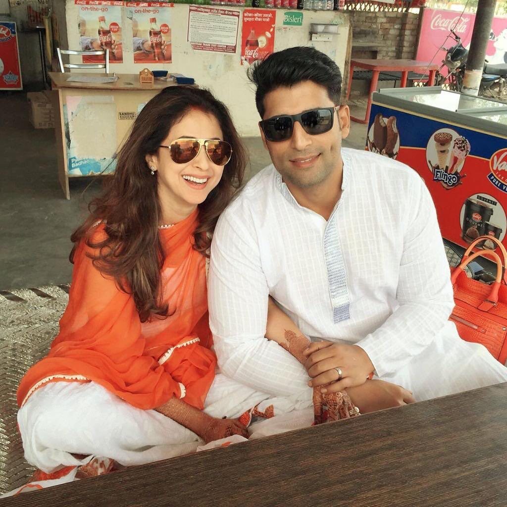 Urmila Matondkar in white suit with orange dupatta and Mohsin Akhtar Mir in white kurta posing for camera - Aquarius compatibility
