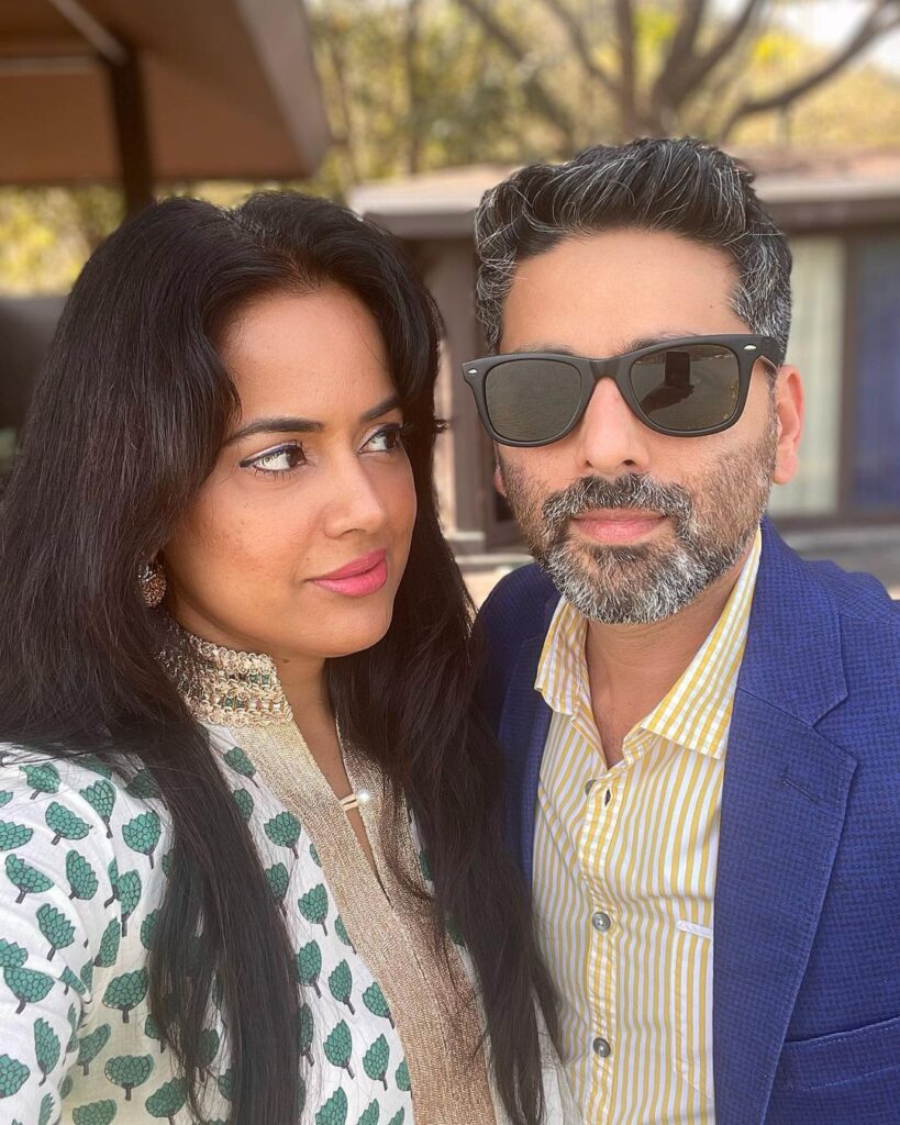 Sameera Reddy in green and white kurta and Akshai Varde in blue coat with yellow check shirt and goggles posing for camera - Capricorn compatibility friendship