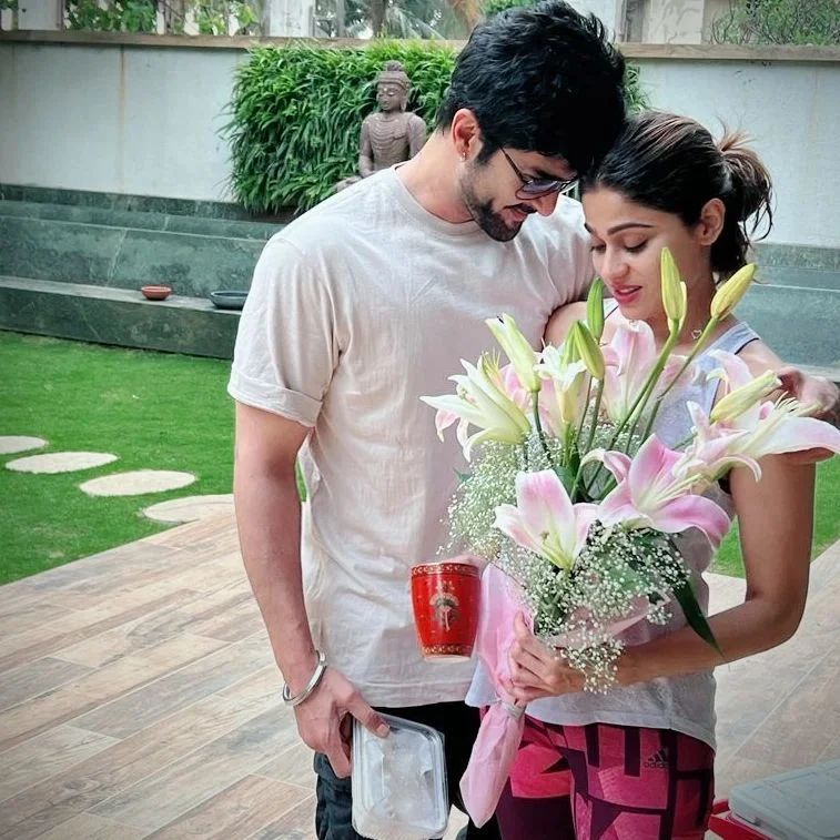 Shamita Shetty in grey t-short holding a bouquet and  Raqesh Bapat in grey t-shirt posing for camera - Aquarius compatibility signs