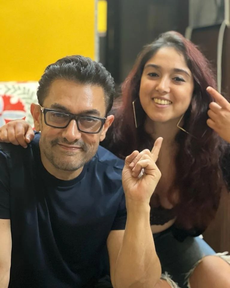 Amir Khan in blue round neck t-shirt with spectacles with her daughter Ira Khan - Bollywood actors hairstyles 