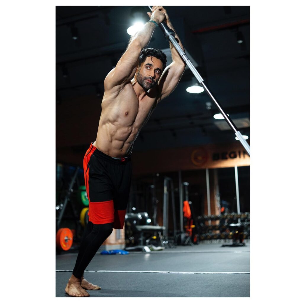 Shirtless Hrishant Goswami working out in gym - male model images Indian