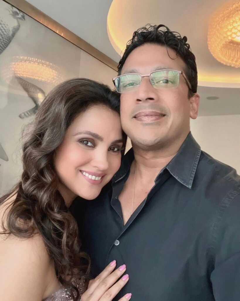 Lara Dutta and Mahesh Bhupati hugging each other and posing for camera - Aries best compatibility