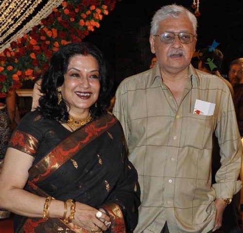 Moushumi Chatterjee in black and red saree with brown lipstick and Jayant Mukherjee in grey shirt - Taurus compatibility