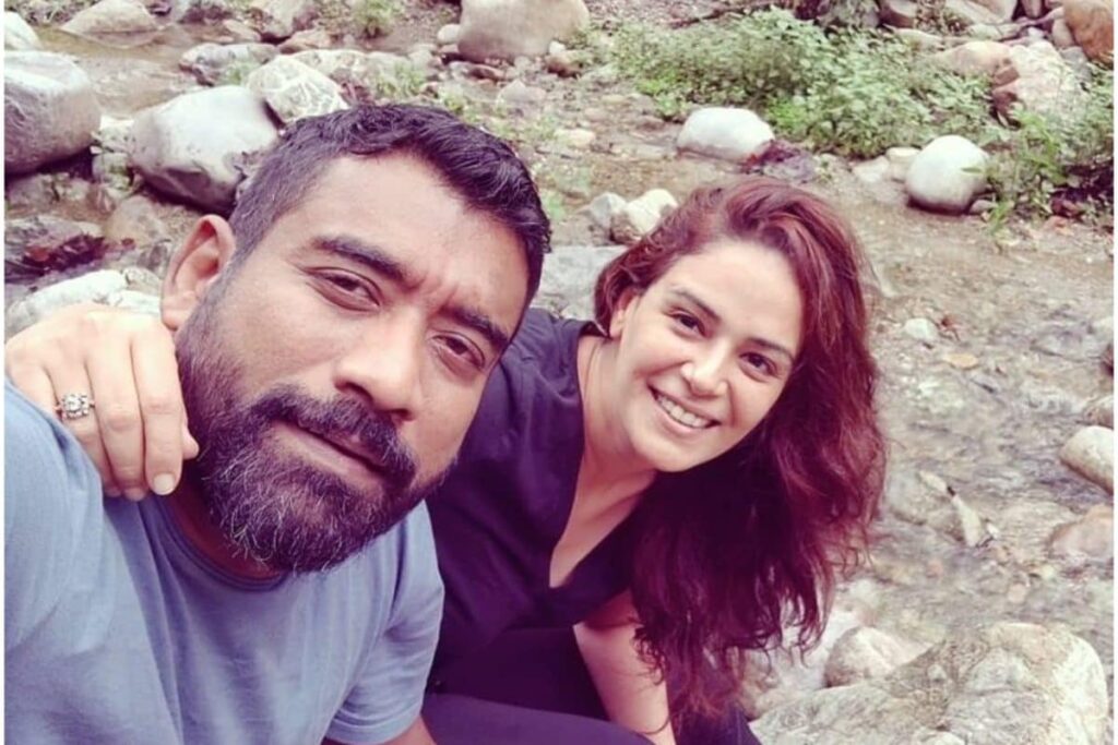 Mona Singh in black t-shirt Shyam Rajagopalan in light blue t-shirt posing for a selfie - Libra perfect match