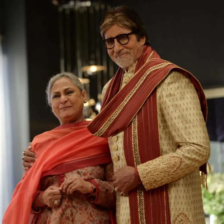 Amitabh Bachchan in golden and red sherwani and Jaya Bhaduri multicolor suit with orange dupatta - Libra best compatibility
