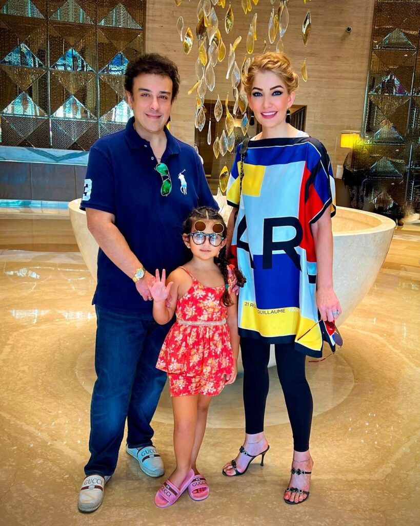 Adnan Sami in blue jeans and t-shirt and Roya Faryabi in multicolor kaftan posing for camera with their daughter - Leo perfect match
