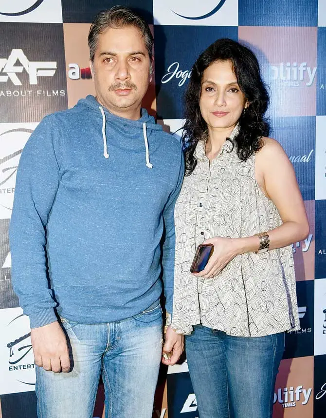 Rajeshwari Sachdev and Varun Badola posing for camera in an event - Aries and Capricorn compatibility