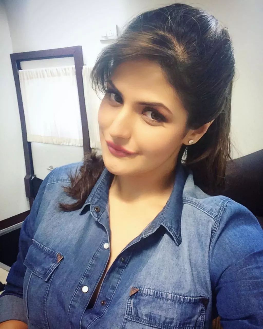 Indian model and actress Zareen Khan ponytail straight hair