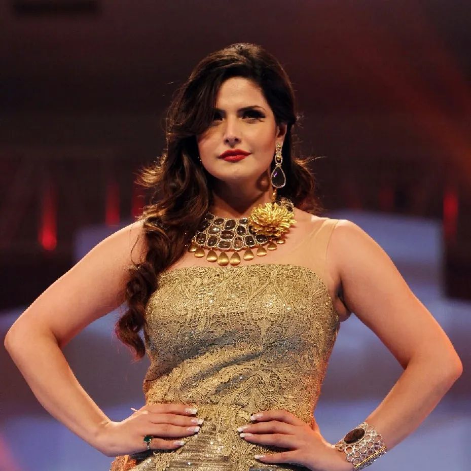 Indian model and actress Zareen Khan hairstyle 