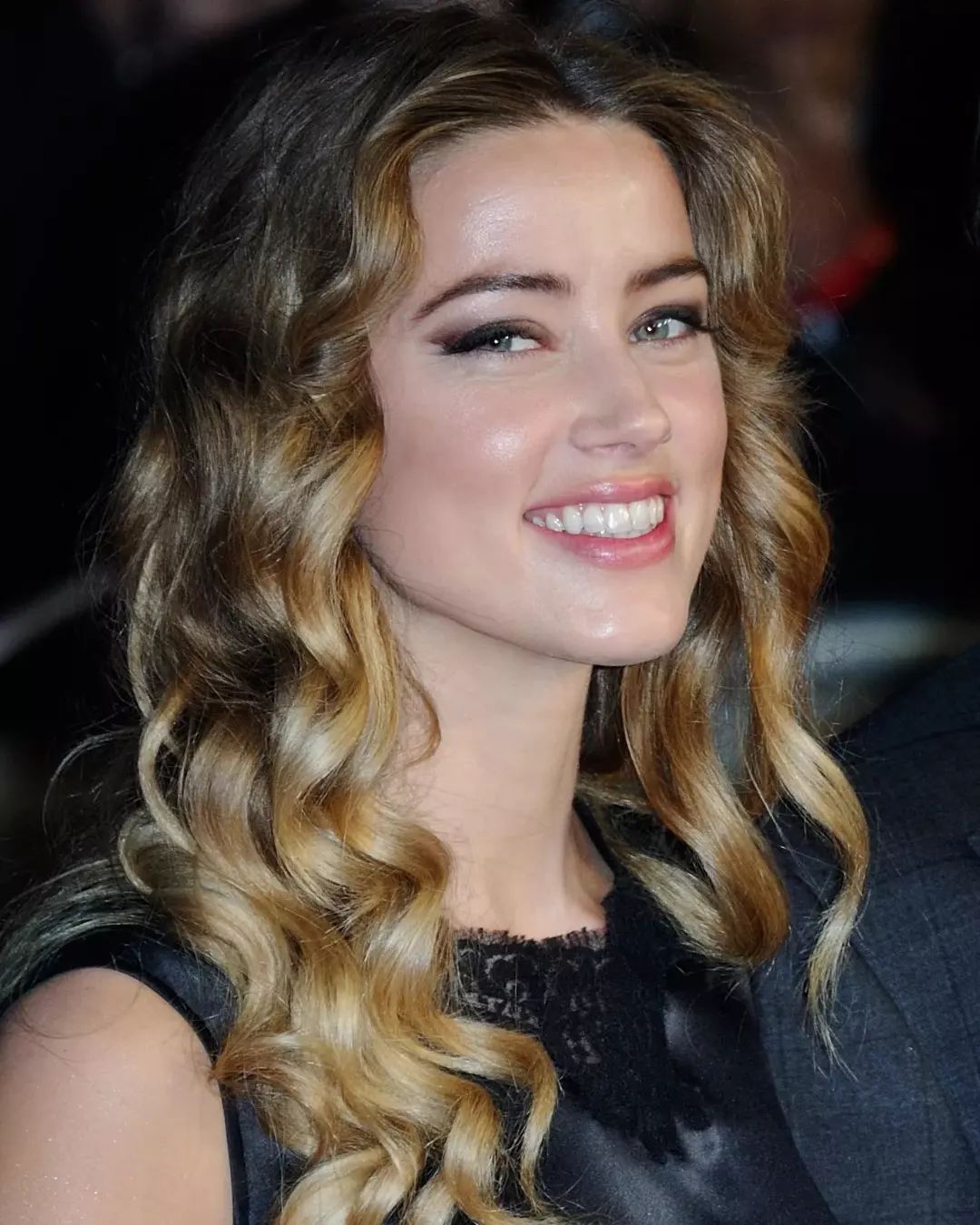 Amber Heard Hairstyle 5 Amber Heard black hair | Amber Heard blonde hair | Amber Heard braids Amber Heard Hairstyles